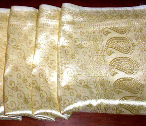 Radiant silk scarf with a lustrous jacquard finish