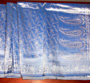 Lustrous silk scarf with an elegant jacquard weave