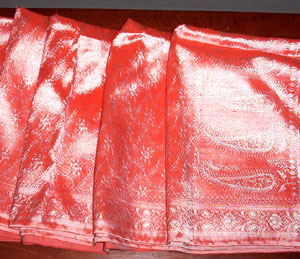 Luminous silk scarf in a shimmering jacquard weave